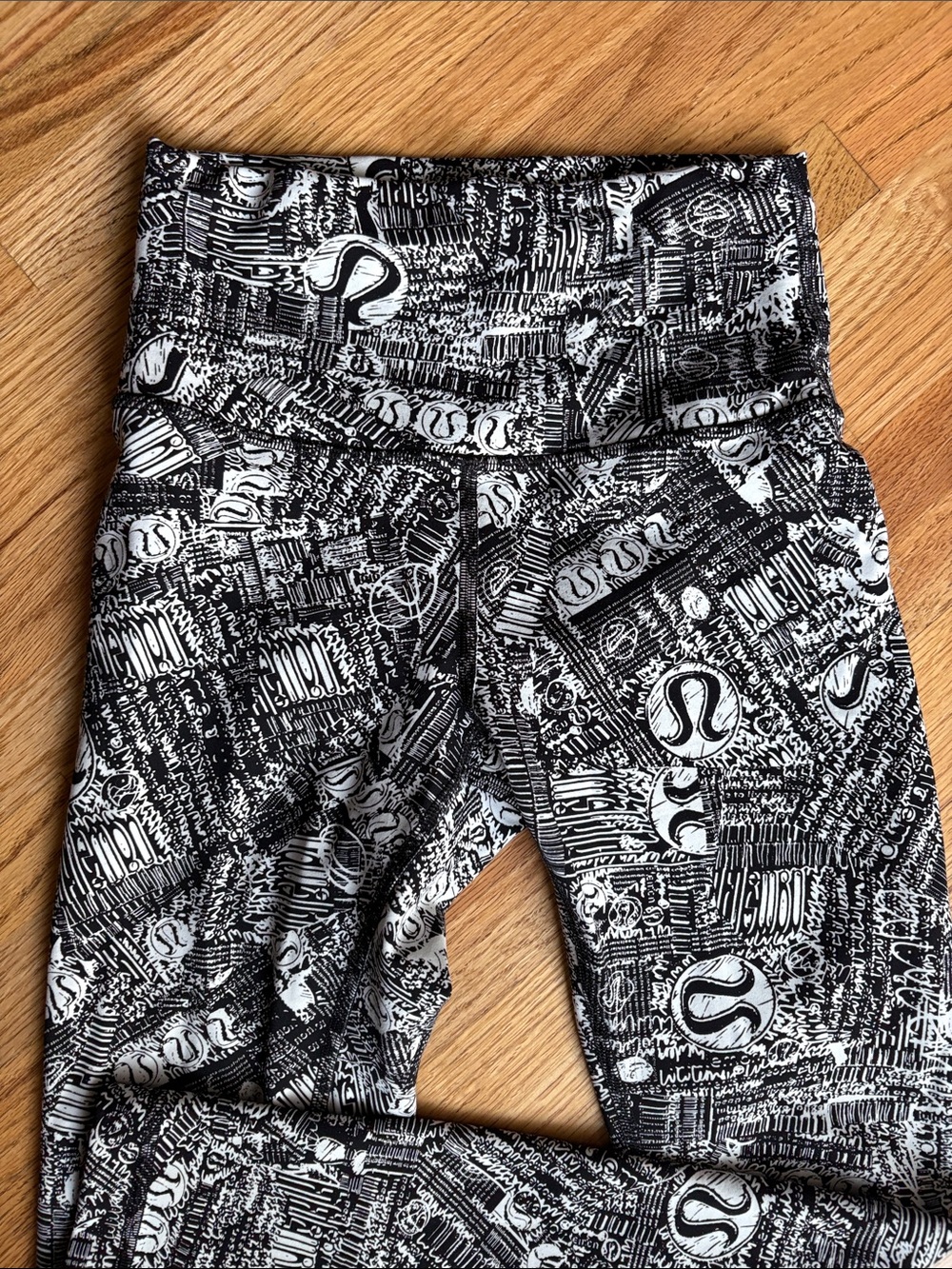 lululemon size 4 Black & White Graphic Logo Leggings - Picture 2 of 5